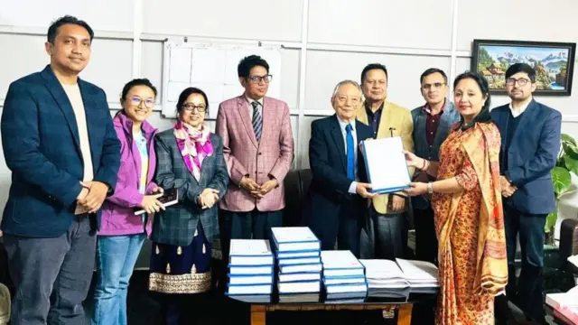 आयोगका अध्यक्षलाई प्रतिवेदन बुझाउँदै अनुसन्धान टोली