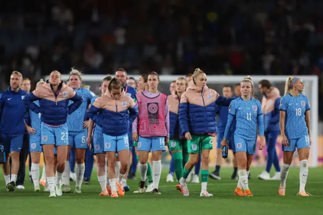 Birçok İngiliz oyuncu maç sonrası gözyaşlarını tutamadı.