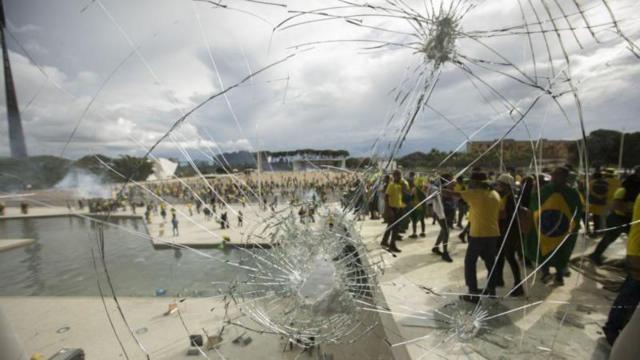 vidro quebrado no STF com manifestantes ao fundosite de aposta valor minimo 1 real8site de aposta valor minimo 1 realjaneirosite de aposta valor minimo 1 real2023