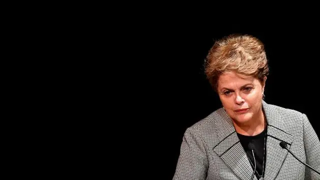 Dilma com olhar um pouco sérioapostas em jogos on linepé, dianteapostasapostas em jogos on linejogos on linemicrofone e fundo preto