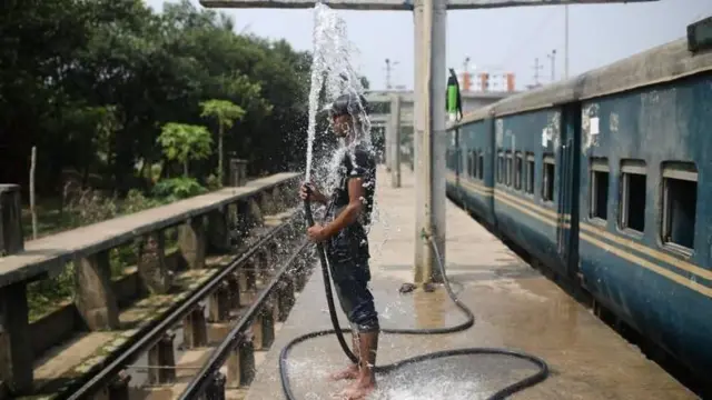 গবেষণায় দেখা গেছে, ১৯৮০ এবং ১৯৯০-এর দশকে ঢাকায় মার্চের দ্বিতীয় বা তৃতীয় সপ্তাহ থেকে তাপপ্রবাহ শুরু হলেও ১৯৯৭ সালের পর থেকে এতে ভিন্নতা এসেছে।
