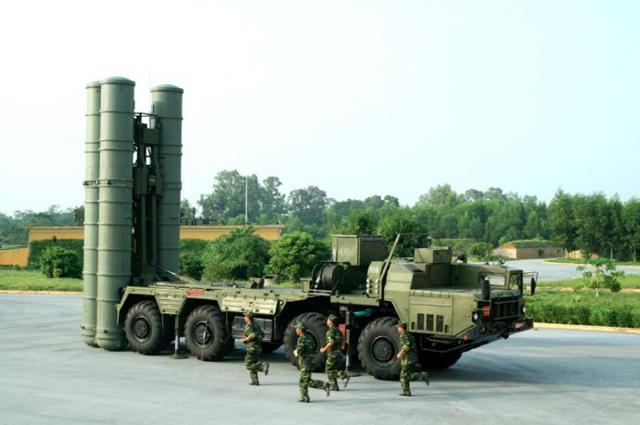 Tên lửa phòng không S-300 do Nga sản xuất đang được Quân đội Nhân dân Việt Nam sử dụng