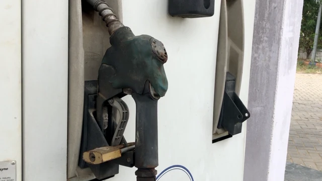 ట్యాక్సుల కారణంగా పెట్రోలు కొనకపోవడంతో కర్ణాటక సరిహద్దుల్లోని ఏపీ బంకులు మూతపడుతున్నాయి