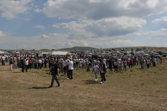Teferič dostiže kulminaciju u popodnevnim časovima kada se zaigra kolo oko kojeg se okupi većina gostiju.