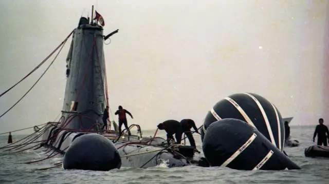 Operarios trabajan sobre el casco del submarino Pacocha. 