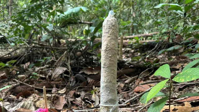 Uma torre de argila com uma camisinha