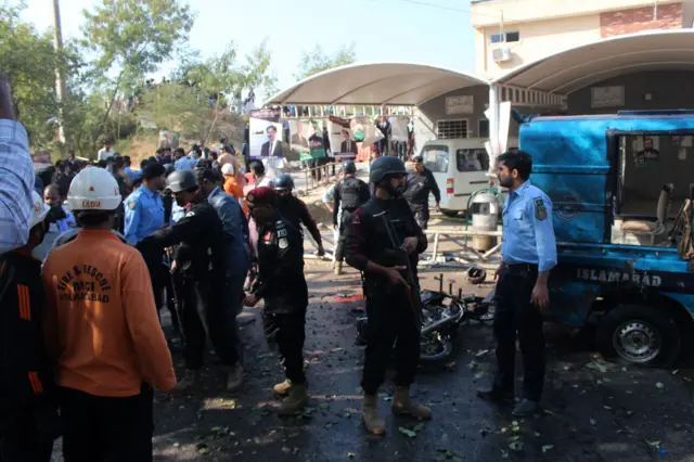 پوځ وايي، تر اوسه د کالج ۳۵۰ کسان خوندي ژغورل شوي، خو لا هم شاوخوا ۳۰۰ تنه هلته دننه موجود دي.