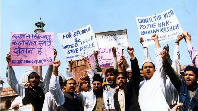 सलमान रुश्दी के ख़िलाफ़ दिल्ली में प्रदर्शन