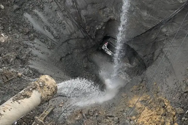 ถนนทรุด รพ วชิระ 