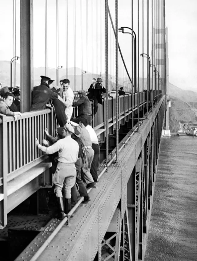 از سال۱۹۳۷ اقدام به خودکشی بر روی پل صورت گرفت