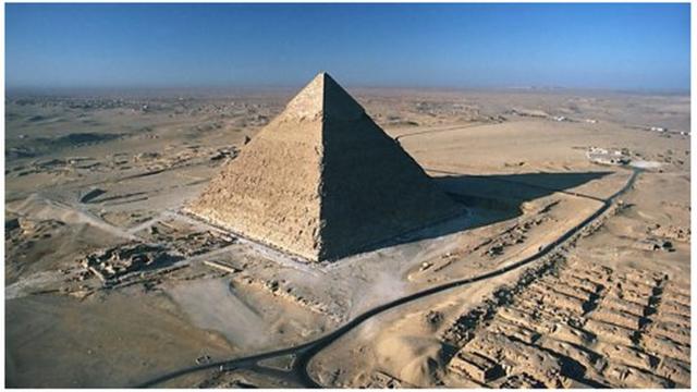 Vue aérienne d'une pyramide en Egypte