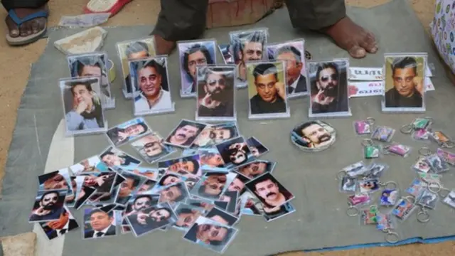 కమల్ ఫొటోలతో బ్యాడ్జీలు, కీచైన్లు విక్రయిస్తున్న దృశ్యం