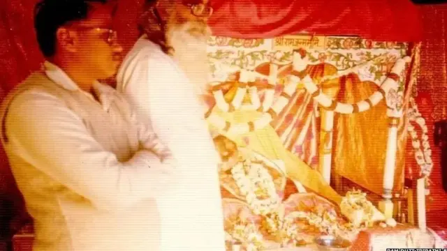 மசூதிக்குள் ராமரின் குழந்தை வடிவ சிலை 1949 டிசம்பர் 22/23 இரவு வைக்கப்பட்டது. அப்போதைய மாவட்ட ஆட்சியரின் உதவியுடன் இது நடந்தது.