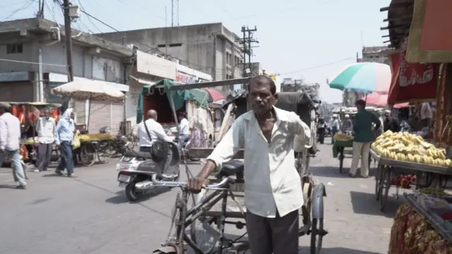 रिक्षाचालक विनोद सांगतात, "उन्हात खूप घाम येतो. मग छातीत दुखायला लागतं."