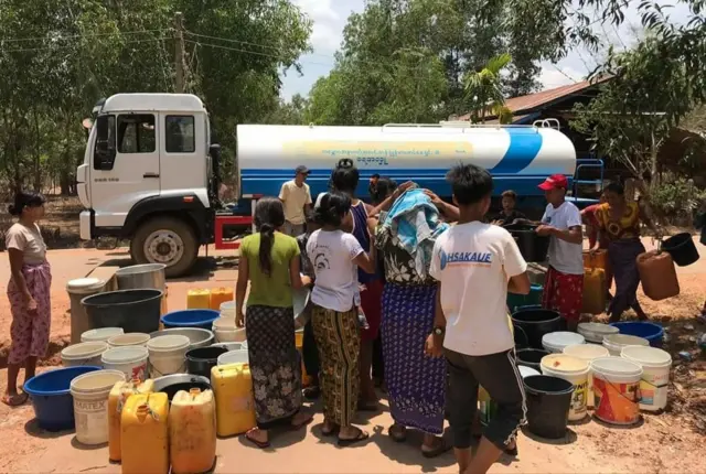 တစ်ချို့နေရာတွေမှာ ရေလိုက်လံဖြန့်ဝေပေးနေပေမယ့် ရေအလှူရှင်ရောက်ပေမယ့် တစ်ချို့နေရာတွေမရောက်