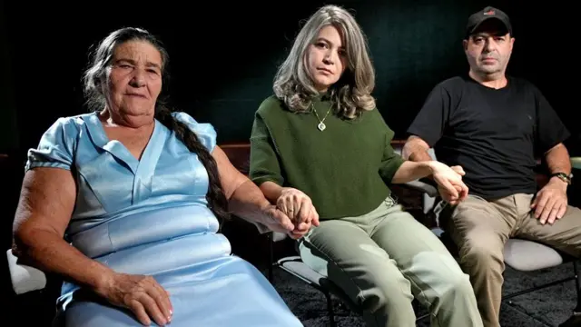 A mãe de Jean Charles de Menezes, Maria, o irmão dele, Giovani, e a prima Vivian