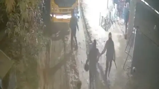 সিসিটিভি ছবিতে অস্ত্র হাতে হামলার দৃশ্য