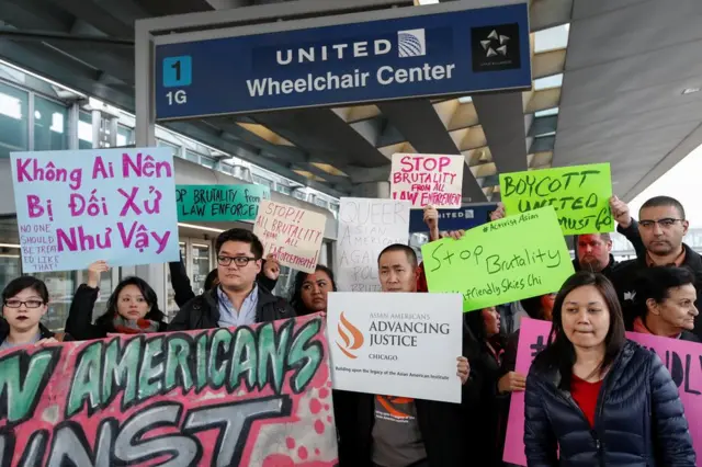 亚裔群众于芝加哥奥黑尔国际机场联合航空柜台前集会声援被殴乘客陶成德（11/4/2017）