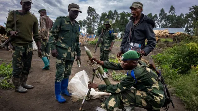 Un militaire de la RD Congo entrain de monter une roquette sous les yeux de ses camarades