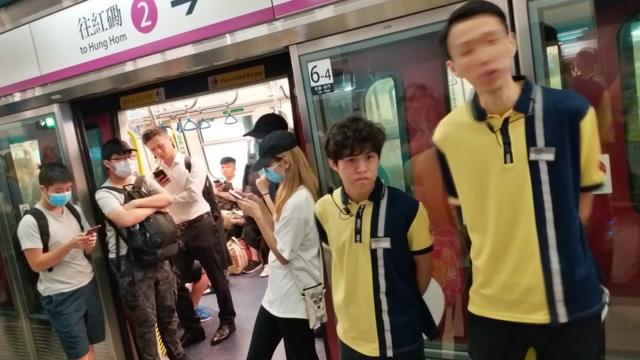 港铁元朗站示威者挡住往市区列车阻止关门（BBC中文图片5/8/2019）