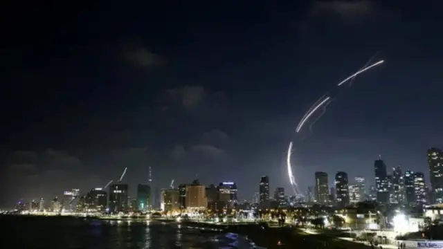 Di foto appear like say Israeli missile defence system - di Iron Dome - dey try intercept di ballistic missiles Iran fire.