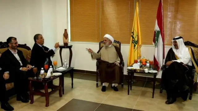 نعیم قاسم در کنار شیخ حمد بن جاسم آل ثانی نخست وزیر قطر و عمرو موسی دبیرکل اتحادیه عرب در سال ۲۰۰۸