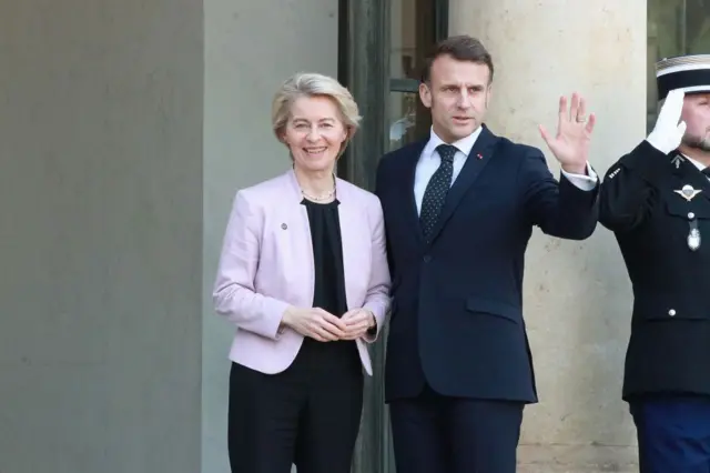 उरसुला वॉन डर के साथ फ़्रांस के राष्ट्रपति इमैनुअल मैक्रों
