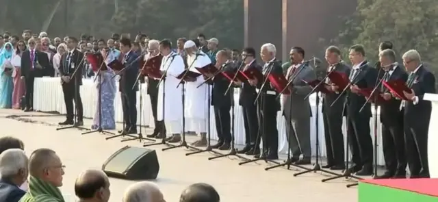 शपथ लेते मंत्रिमंडल के सदस्य