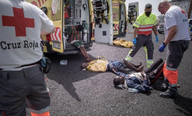 Cruz Roja atendiendo a migrantes en Canarias