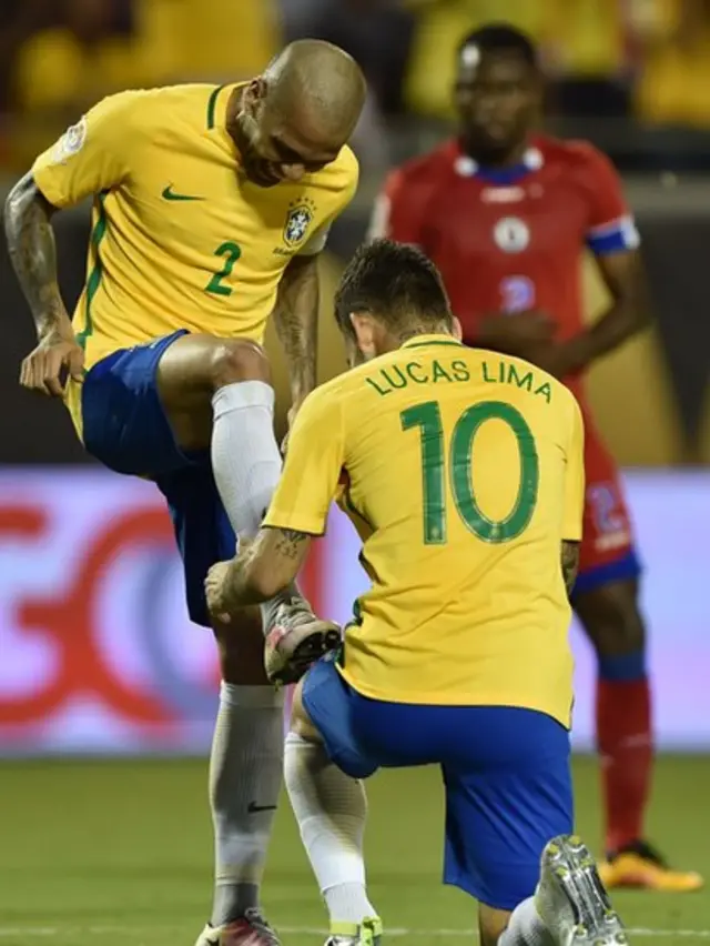Dani Alves y Lucas Lima celebran