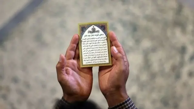 Муқаддас китобни тутган мусулмон қўли
