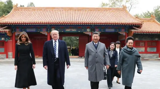习进平和特朗普一同步入故宫