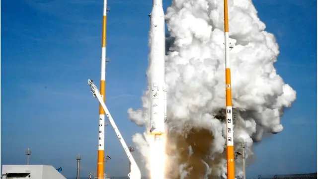 한국 첫 우주발사체 나로호(KSLV-1)가 지난 2013년 1월 30일 오후 전남 고흥 나로우주센터에서 우주를 향해 날아가고 있다 (한국항공우주연구원 제공)