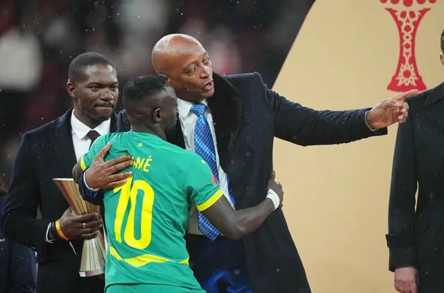 Sadio Mané (Sénégal) et Patrice Motsepe font des gestes lors de la finale de la Coupe d'Afrique des nations opposant le Maroc au Sénégal au Complexe sportif Prince Moulay Abdellah, à Rabat, au Maroc, le 19 janvier 2026. 