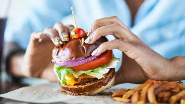 এ বছরের মধ্যেই দোকানে কৃত্রিম চিকেন নিয়ে আসার আশা করছে একটি কোম্পানি।