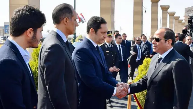 السيسي يعزي نجلي مبارك