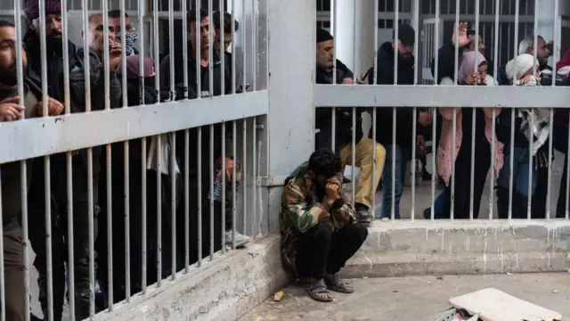 أهالي المعتقلين داخل سجن صيدنايا