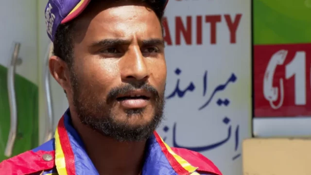 हमलावरों के शवों उठाने वाले नौमान बलोच.