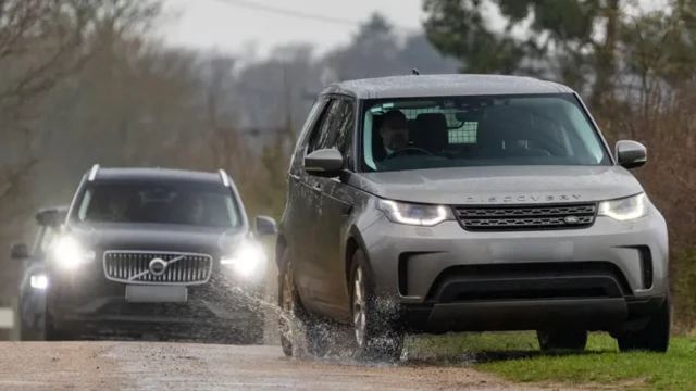 Polis araçlarının Andrew'un Sandringham'daki konutuna girerken görülüyor