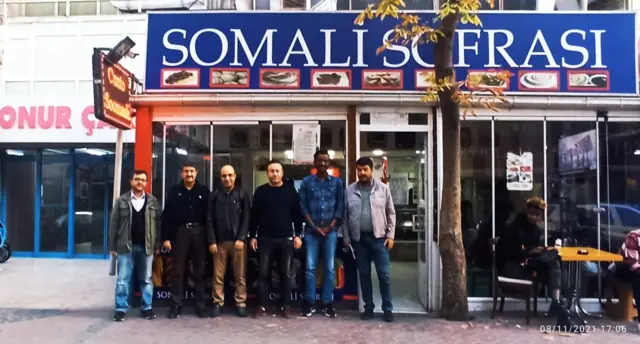 Maxamed waa qofka labaad marka midigta lagasoo tiriyo dadka sawirka ku jira