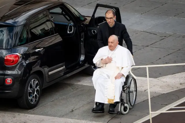 Le pape en fauteuil roulant