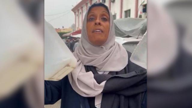 Samah Ilwan, mère de six enfants, est déplacée et lutte pour survivre à Khan Younis après avoir manqué d'argent