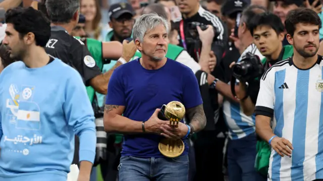 خورخي ميسي، والد ليونيل ميسي، يحمل كأس "أفضل لاعب في كأس العالم" في مونديال 2022