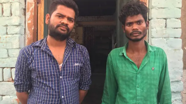 दीपक के भाई राजन (नीली कमीज़ में)