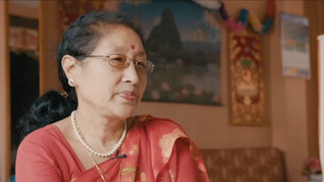 نانی مایا شکیا – کوماری سابق (بیش از ۵۰ سال پیش): " من از سن ۴ تا ۱۲ سالگی کوماری بودم. وقتی به عنوان کوماری برگزیده شدم، من را از پدر و مادرم جدا کردند و به خانه جدیدی در معبد بردند. در روزهای اول خیلی دلم برای پدر و مادرم تنگ می شد. آنها هر چند وقت یکبار به زیارت من می آمدند، مثل دیگران من را می پرستیدند و بعد می رفتند."