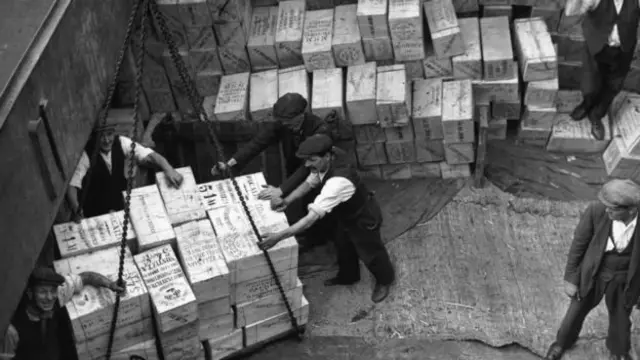 Основну частину сухофруктів завжди поставляли до Британії з Австралії. На фото: докери розвантажують ящики в лондонському порту