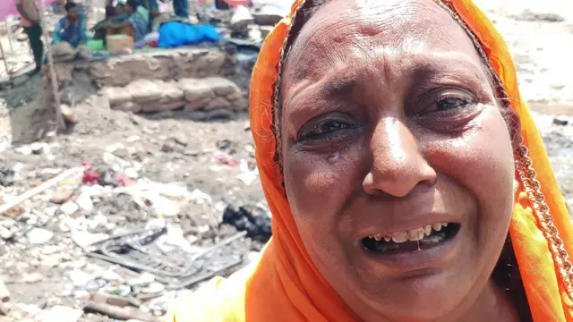 રઝિયાબાનુ પઠાણ વિધવા છે અને આગમાં તેમનું બધું હોમાય ગયું છે.