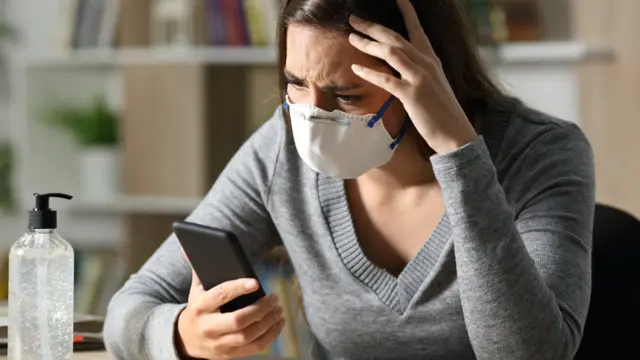 Mujer consultando internet en su teléfono