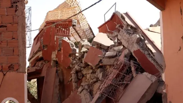 منظر لمبنى مدمر بعد الزلزال في مراكش