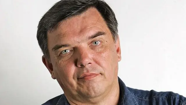 Ivan Safronov stariji bio je ugledni novinar. Poginuo je prilikom pada sa petog sprata